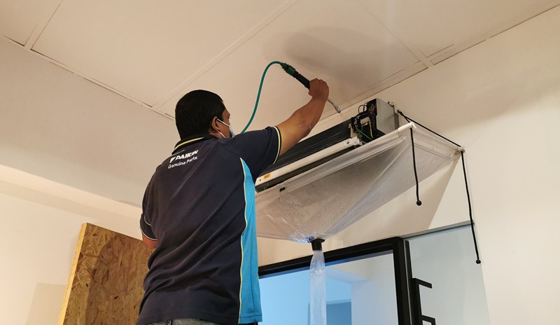 Hướng dẫn vệ sinh điều hòa áp trần 