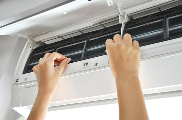 Hướng Dẫn Cách Vệ Sinh Máy Lạnh Tại Nhà Đơn Giản (Không Cần Gọi Thợ)
