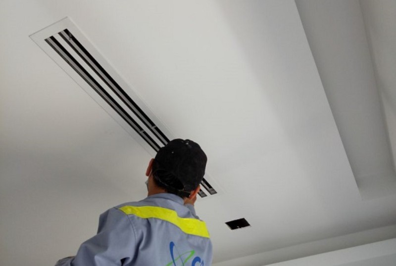 Vệ sinh máy lạnh giấu trần chuyên nghiệp, sạch bụi và mùi hôi